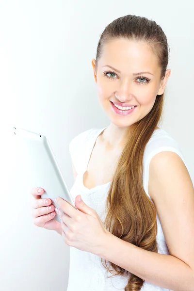 Junge Frau hält Tablet-Computer in der Hand — Stockfoto