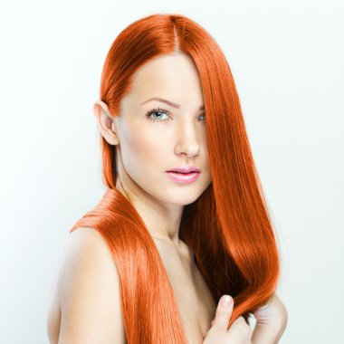 güzel genç kadın ile şık uzun parlak saçlar