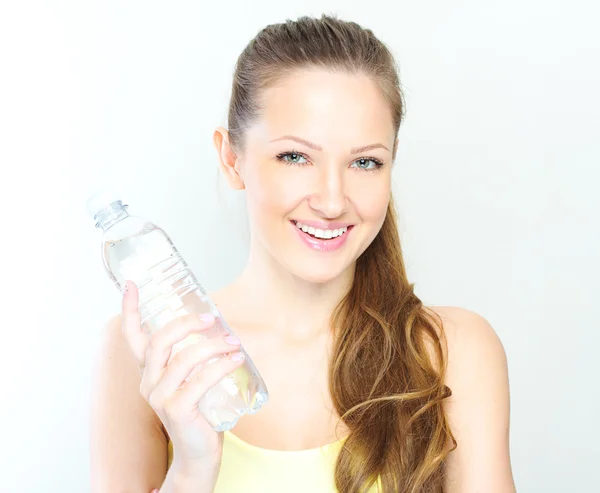 Belle femme avec bouteille d'eau sur blanc — Photo