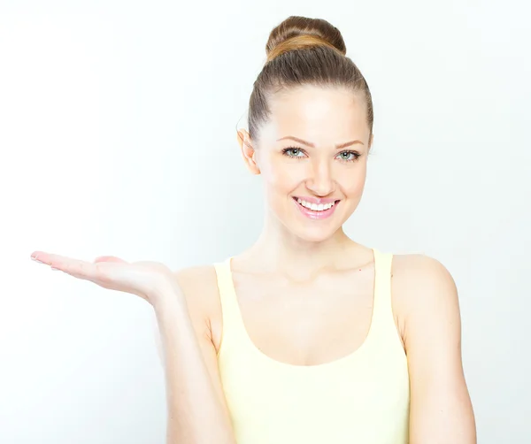 Retrato de joven sonriente hermosa mujer —  Fotos de Stock