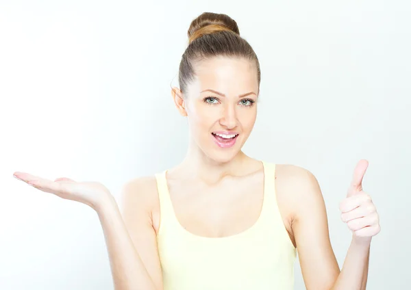 Retrato de joven sonriente hermosa mujer — Foto de Stock