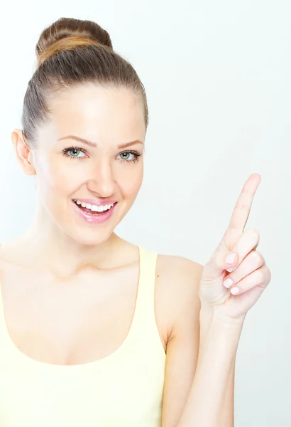 Lachende vrouw wijzend op een idee. mooie vrouw. — Stockfoto