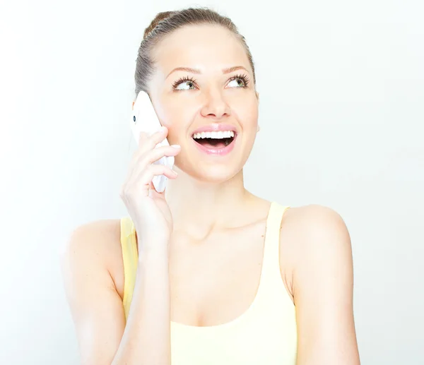 Портрет улыбающейся красивой женщины, разговаривающей по мобильному телефону — стоковое фото