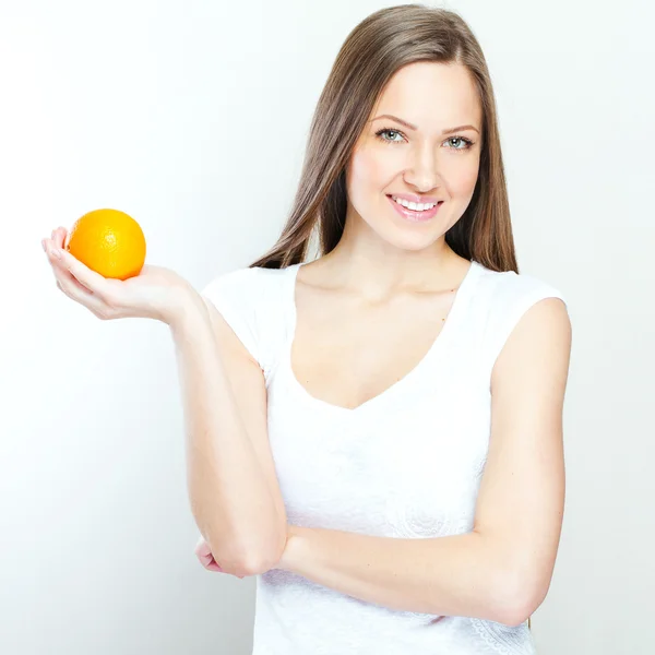 Retrato de una joven hermosa mujer con naranja — Foto de Stock