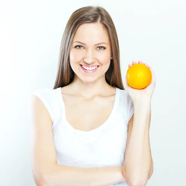 Retrato de una joven hermosa mujer con naranja — Foto de Stock