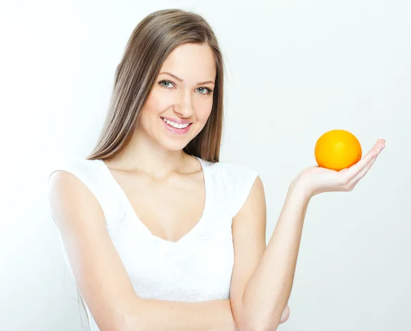 Portrét mladé krásné ženy s pomerančem — Stock fotografie