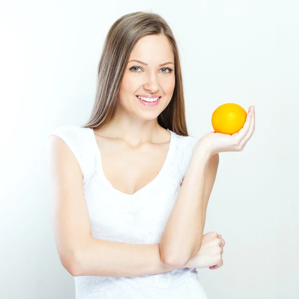 Retrato de uma jovem mulher bonita com laranja — Fotografia de Stock