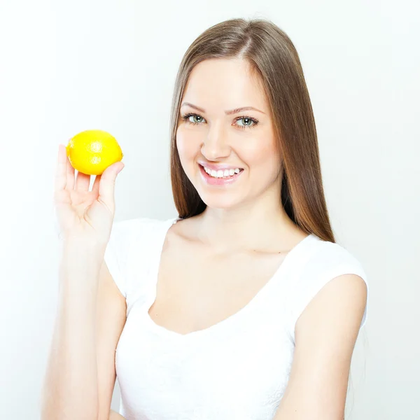 Retrato de jovem feliz sorrindo mulher com limão — Fotografia de Stock