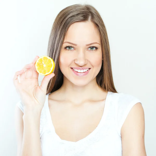 Portrét mladé šťastná usmívající se žena s citronem — Stock fotografie