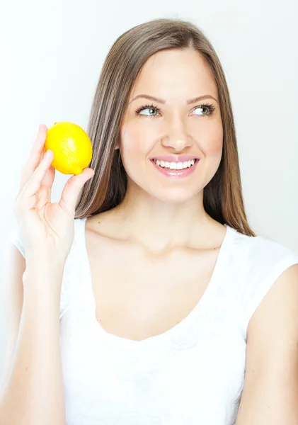 Retrato de jovem feliz sorrindo mulher com limão — Fotografia de Stock