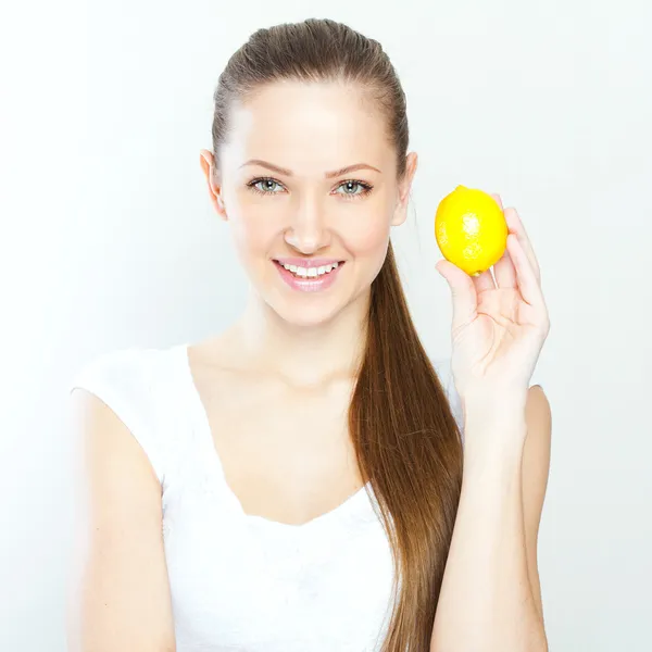 Retrato de joven feliz sonriente mujer con limón — Foto de Stock