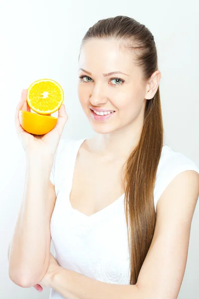 Retrato de una joven hermosa mujer con naranja — Foto de Stock
