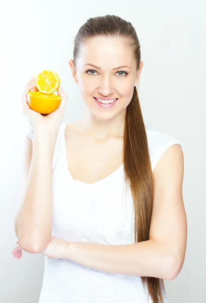 Retrato de una joven hermosa mujer con naranja — Foto de Stock