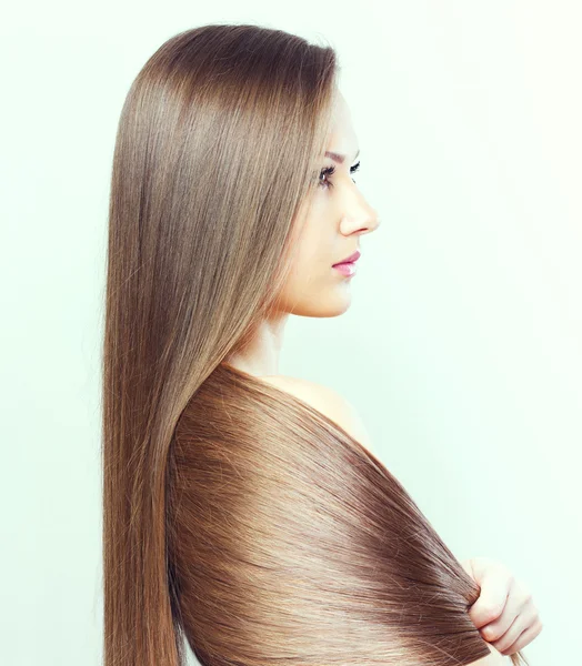 Красивая женщина с здоровыми длинными волосами — стоковое фото