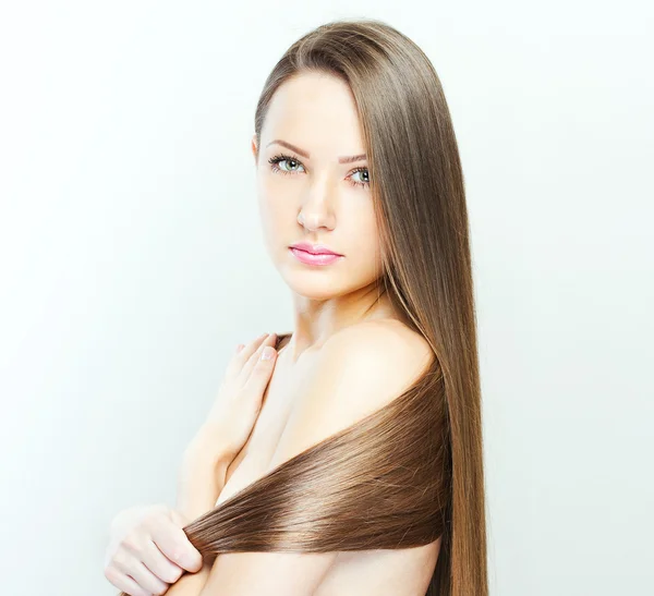 Mujer joven con elegante pelo largo y brillante — Foto de Stock