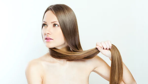 Haar. mooie brunette meisje. gezonde lange haren. kapsel. — Stockfoto