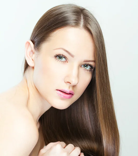 Modemodel mit langen glatten Haaren. — Stockfoto