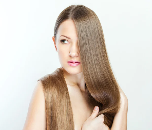 Mulher bonita com cabelo longo e brilhante elegante — Fotografia de Stock