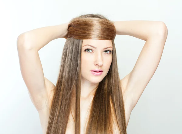 Vacker brunett flicka. friskt långt hår — Stockfoto