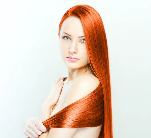 Mulher bonita com cabelo longo e brilhante elegante — Fotografia de Stock