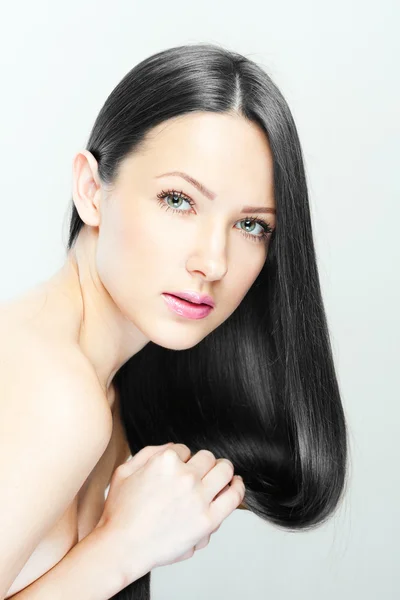Krásná brunetka. zdravé dlouhé vlasy — Stock fotografie