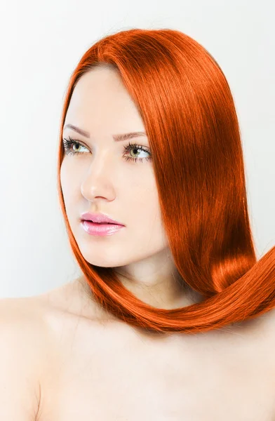 Cabelo. Menina ruiva bonita. Cabelo longo e saudável. Penteado. Hai. — Fotografia de Stock