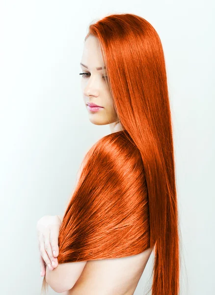 Şık uzun parlak saçlarını tutan güzel genç kadın — Stok fotoğraf