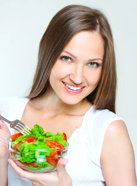 Mulher comendo salada com legumes — Fotografia de Stock
