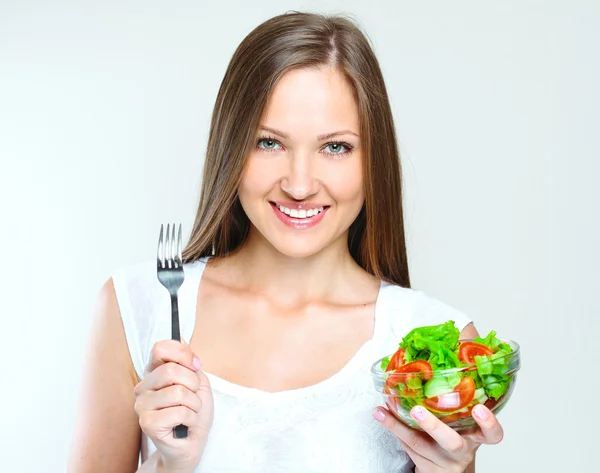 Mujer comiendo ensalada con verduras — Foto de Stock