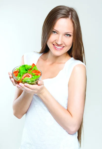 Mujer comiendo ensalada con verduras — Foto de Stock