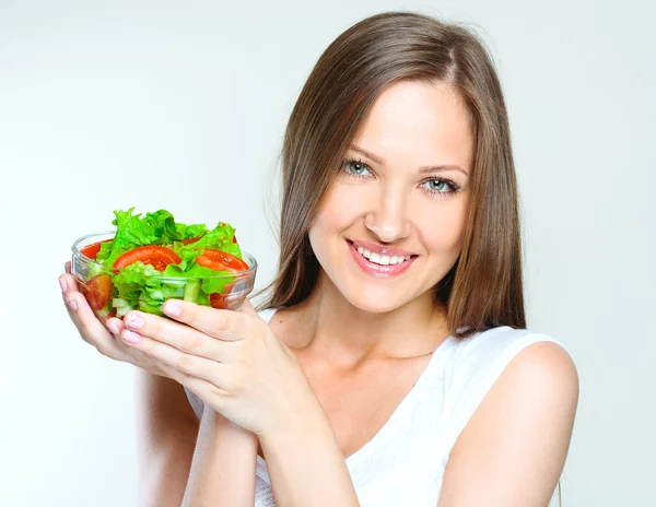 Frau isst Salat mit Gemüse — Stockfoto
