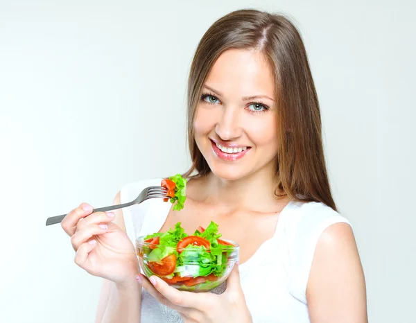 Žena jí salát se zeleninou — Stock fotografie