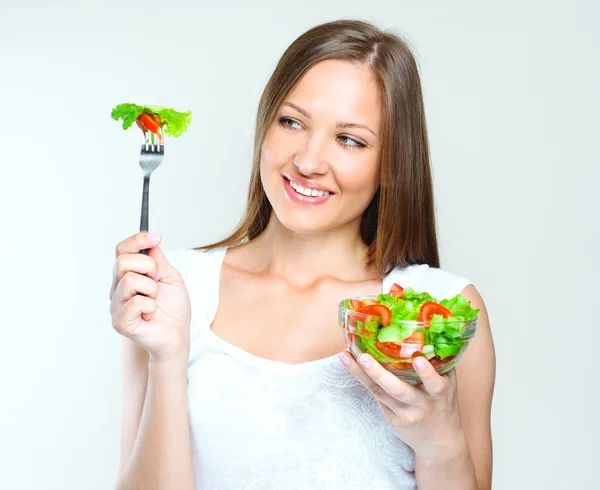 Mulher comendo salada com legumes — Fotografia de Stock