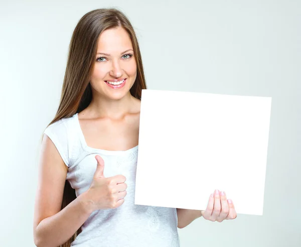 Mulher segurando papel em branco — Fotografia de Stock