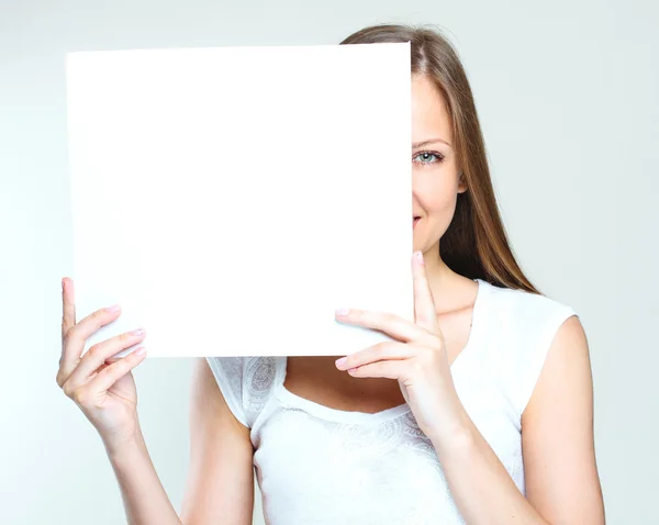 Kadın holding boş kağıt — Stok fotoğraf