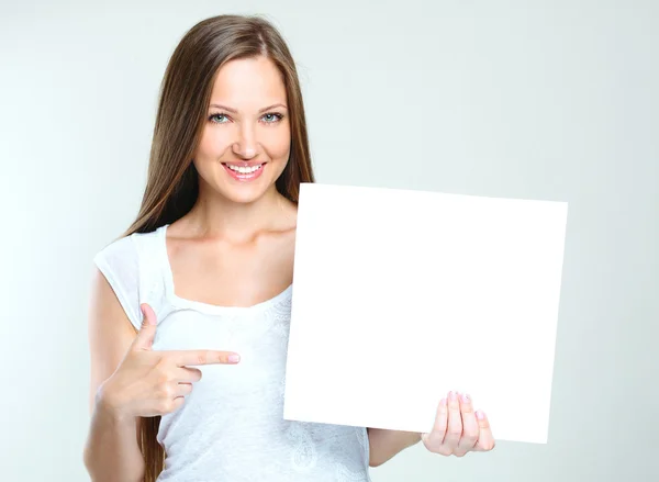 Mulher segurando papel em branco — Fotografia de Stock