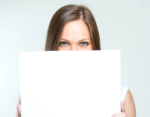 Mujer feliz sosteniendo cartel en blanco —  Fotos de Stock