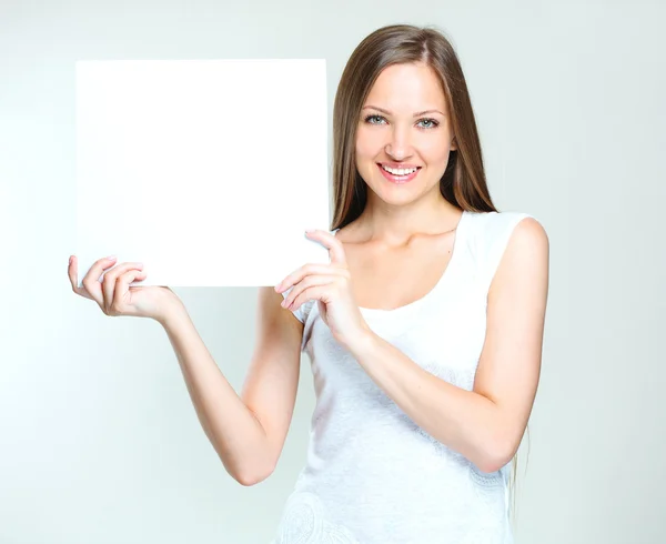 Mujer feliz sosteniendo cartel en blanco — Foto de Stock