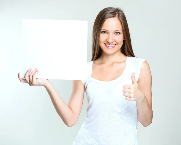 Mujer feliz sosteniendo cartel en blanco —  Fotos de Stock