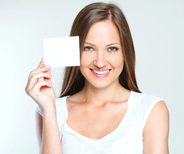 Mujer feliz sosteniendo cartel en blanco — Foto de Stock