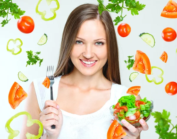 Mujer comiendo ensalada con verduras — Foto de Stock