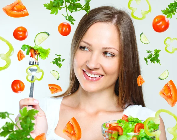 Mujer comiendo ensalada con verduras — Foto de Stock