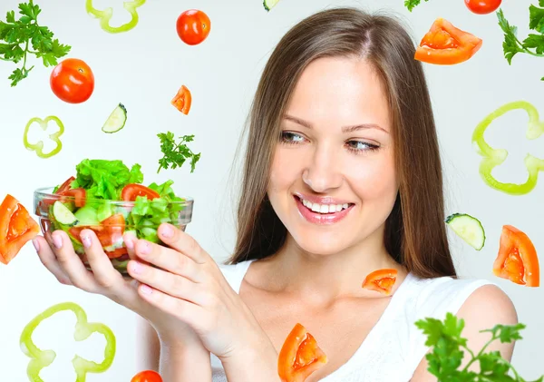 Mulher comendo salada com legumes — Fotografia de Stock