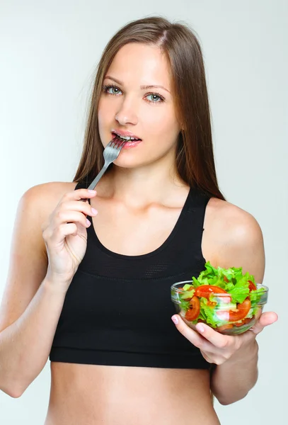 野菜サラダを食べる女性 — ストック写真
