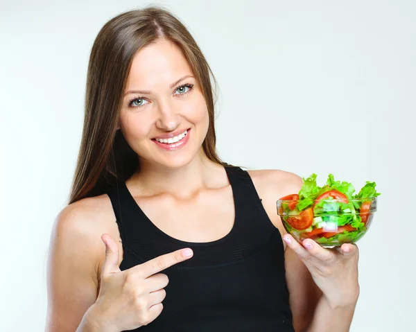 Frau isst Gemüsesalat — Stockfoto