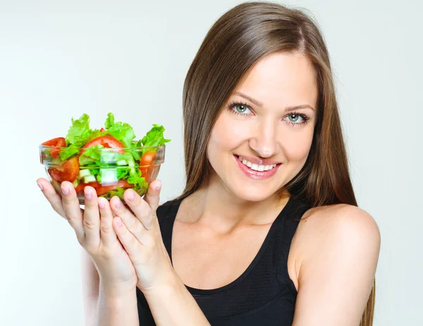 女人吃蔬菜沙拉 — 图库照片