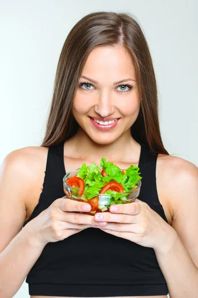 Mujer comiendo ensalada de verduras — Foto de Stock