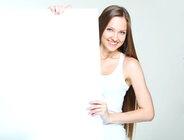 Mujer sosteniendo papel en blanco grande —  Fotos de Stock