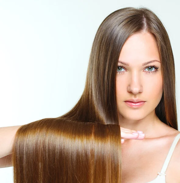 Mädchen mit braunen, langen, glänzenden Haaren — Stockfoto