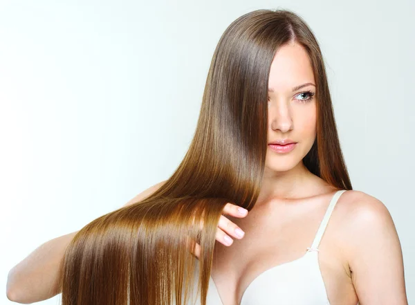 Chica con pelo largo brillante marrón — Foto de Stock